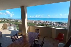 Attico con panorama aereo su mare e monti