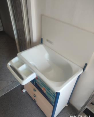 Fasciatoio per bagnetto con rotelle 