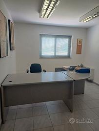 Grande scrivania da ufficio angolare