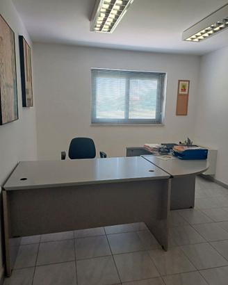 Grande scrivania da ufficio angolare