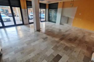 Pesaro Piazza Redi ampio locale commerciale