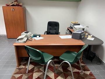 Scrivanie ufficio angolare con sedie e armadi
