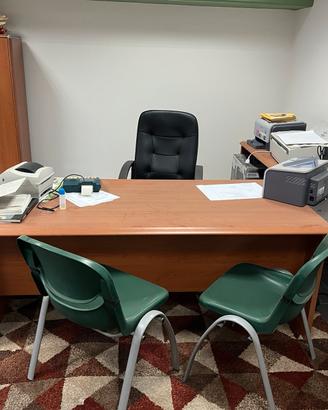 Scrivanie ufficio angolare con sedie e armadi