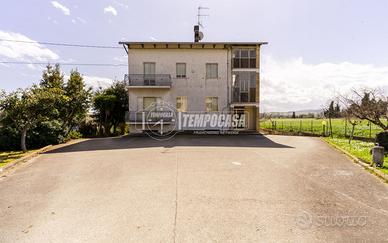 APPARTAMENTO AL PIANO RIALZATO CON GIARDINO PRIVAT