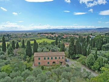 Rustico / Casale di 330 m² con più di 5 locali e b