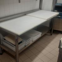 tavolo in acciaio con tagliere 