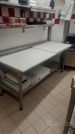 tavolo in acciaio con tagliere 