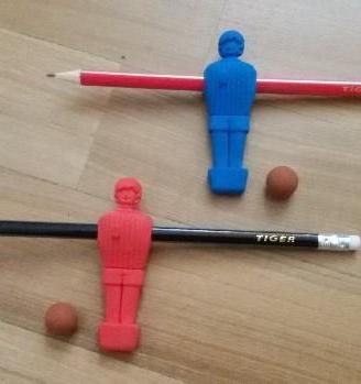 Matite calcio, calcolatrici, quaderni elementare
