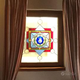 Finestra con vetro decorato