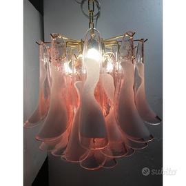 Lampadario di murano con selle bianche e rosa