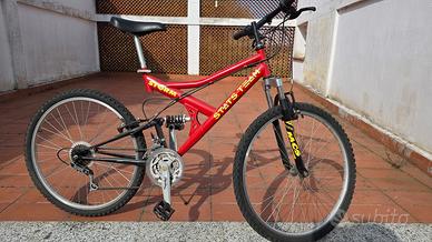 Mountain bike 26"  con sospensioni e cambio