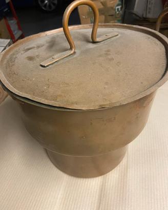 Antico calderone in rame con coperchio