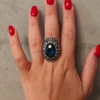 anello con pietra blu 