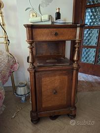 Coppia di comodini in legno dell'800