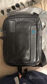 Borsello Piquadro in pelle nera con logo blu