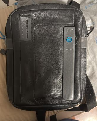 Borsello Piquadro in pelle nera con logo blu