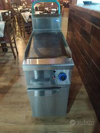 Friggitrice elettrica e un Frytop