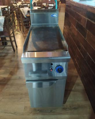 Friggitrice elettrica e un Frytop