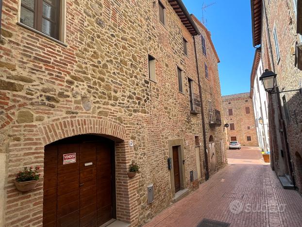 Nel centro storico, cielo terra con cortile