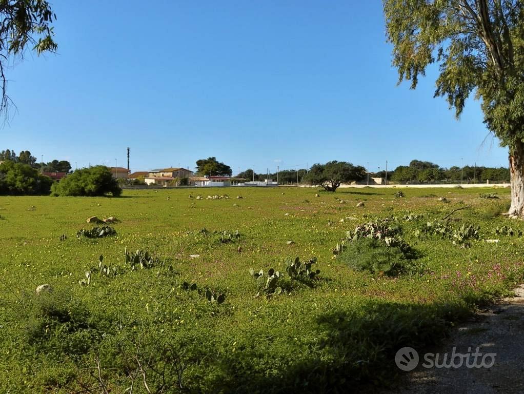 Rustico / Casale di 6392 m² con più di 5 locali a - Altro