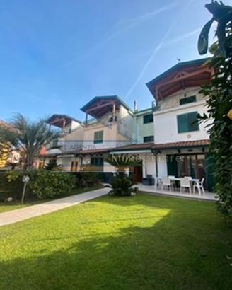 Villa in parco con piscina pressi Metro