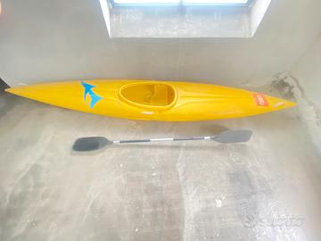 Canoa marchiato Pyranha con pagaia