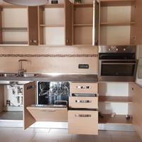 Cucina con elettrodomestici