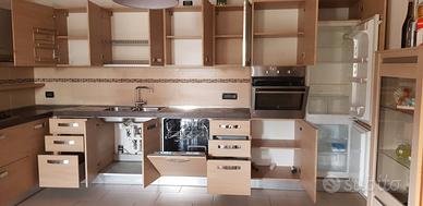 Cucina con elettrodomestici