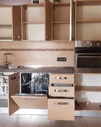 Cucina con elettrodomestici