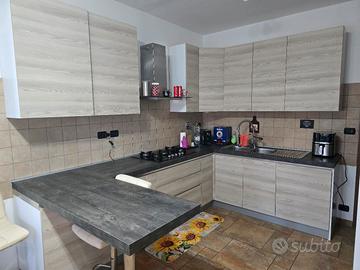 cucina a penisola con sgabelli 