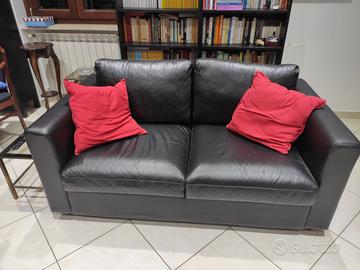 Divano in pelle nera