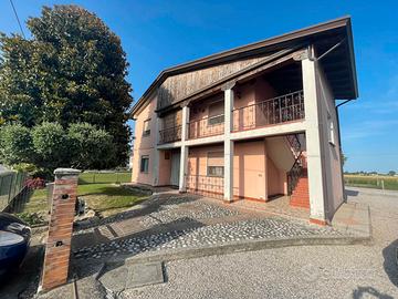 Casa singola con due appartamenti giardino e terre