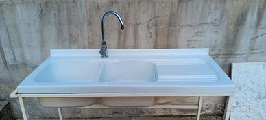 Lavello in porcellana con miscelatore