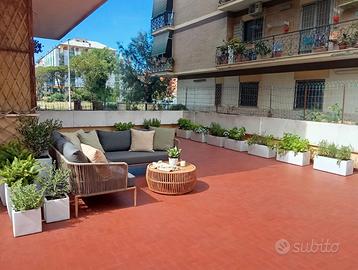 Trilocale ostia lido con ampio giardino pavimentat