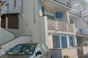 Mortelle, ampia villa su due livelli oltre esterni