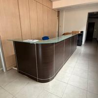 pareti divisorie attrezzate e banco reception