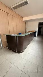 pareti divisorie attrezzate e banco reception