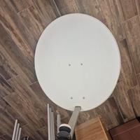 Parabola satellitare con illuminatore 4 uscite