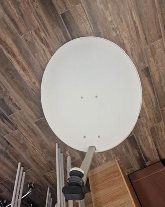 Parabola satellitare con illuminatore 4 uscite