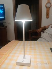 lampada a led da tavolo in diversi colori