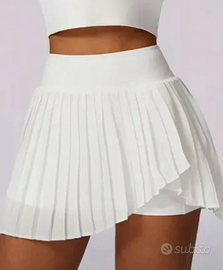 Gonna da tennis con pantaloncini