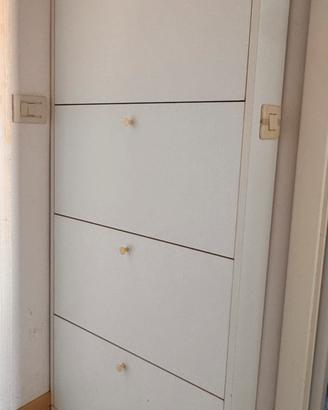 Scarpiera bianca a muro