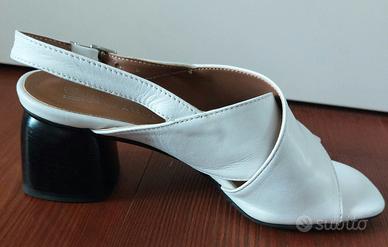 Sandali in pelle colore bianco n. 35
