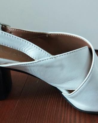 Sandali in pelle colore bianco n. 35