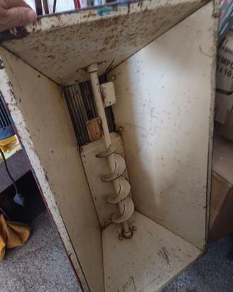 forata , diraspatrice e tino da 500 lt .Vendemmia