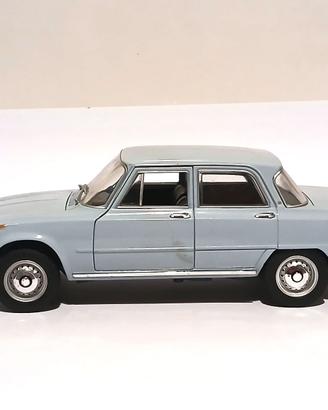 Modello 1:24 Alfa Romeo Giulia tii