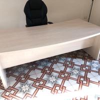 Scrivania e mobile basso per ufficio