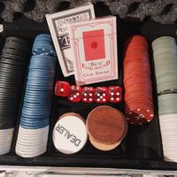 cassetta con carte da gioco e fiches 