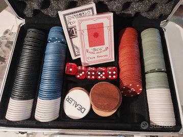 cassetta con carte da gioco e fiches 