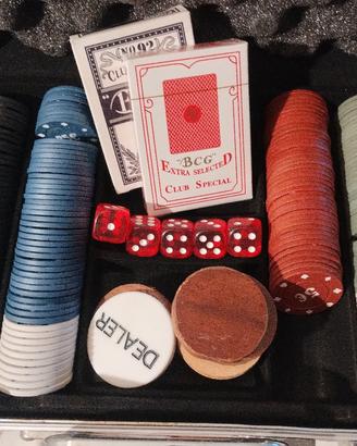 cassetta con carte da gioco e fiches 